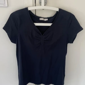 T-shitt - Tröja med ihopsydd detalj vid bysten