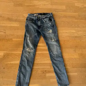 Säljer dessa Replay jeans. Använda 2 gånger så nyskick. Modellen är Anbass. Storlek 32. Nypris 1400