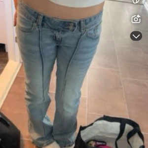 Ljusblåa jeans - Intressekoll på mina nästan helt oanvända jeans då är osäker på att sälja de eller ej. Ord pris är 400kr