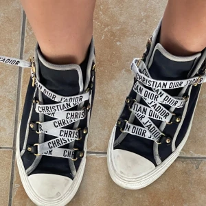 Dior sneakers  - Intressekoll höga sneakers från dior, säljs med äkthetsbevis!!!❤️ nyskick!!