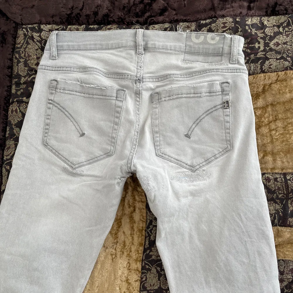 Ett par dondup george med tvär feta slitningar. Storlek ”32” men skulle säga att den är w29-30 L30-32. nypris 3300kr mitt pris 859kr. Vill rensa garderoben så först till kvarn får dem. Hör av dig vid minsta lilla fråga!. Farkut & Housut.