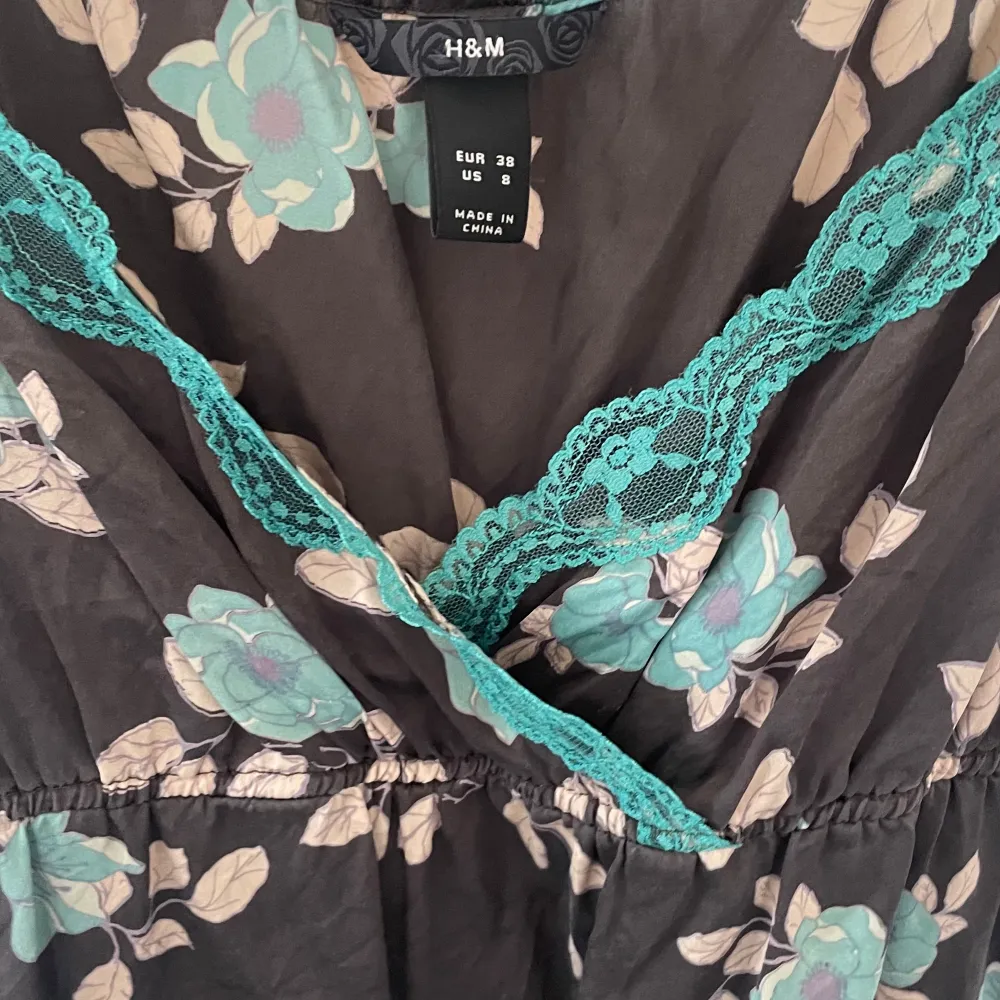 Blommigt spetslinne, vintage från h&m. Toppar.