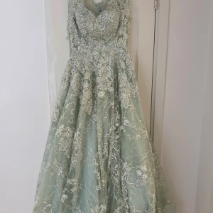 Fest klänning  - Pris kan absolut diskuteras. Använt 1 gång, bilderna visar fram och bak delen. Storlek M-L och passat dom flesta bra. Sjukt fin och sitter bra på alla. 