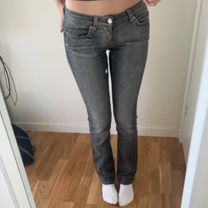 Lågmidjade jeans ONLY - Jättesnygga Lågmidjade jeans från ONLY i storlek 34, går enda ner på mig som är 167cm💞färgen är grå/blå