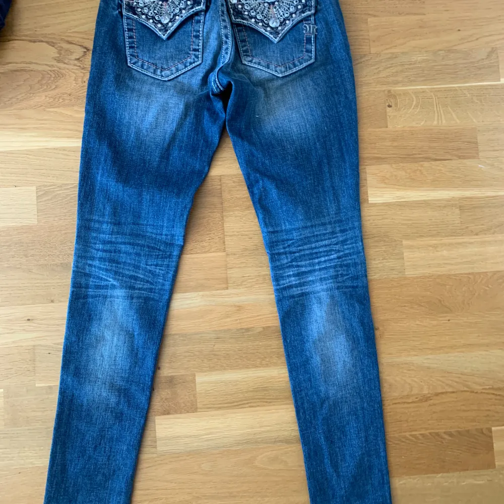 Strl 25, signature skinny, jag sålde dem för ett tag sen men hon blev inte nöjd så vi gjorde en retur , så nu säljer jag dem igen👍🏻 Nytt skick. Jeans & Byxor.