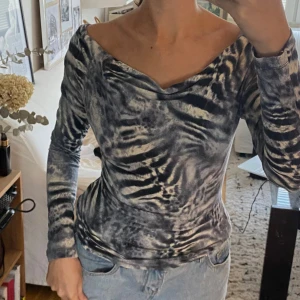 Djurmönstrad topp - Cool topp med lös krage som går att styla lite hur man vill. Köpt second hand, finns inga lappar men troligtvis strl S