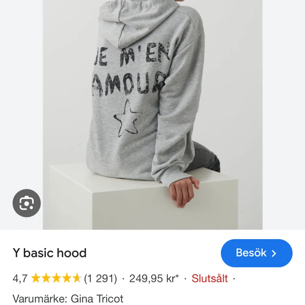 Den är i bra skick men har en smink fläck på sig💕. Hoodies.