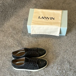 Lanvin Skor - Tja säljer ett par gråa lanvin skor i UK 10 som motsvarar EU 44/45. Dem är i 9/10 skick och otroligt snygga. Box och dustbags medföljer. Hör av er vid frågor eller funderingar:)