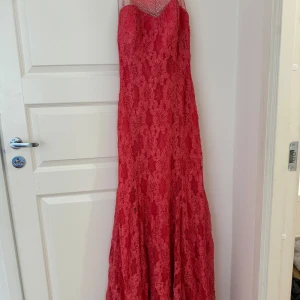 Klänning  - Aldrig använt, pris kan diskuteras. Helt ny och är i bra skick. Storlek S-M och passar dom flesta ☺️