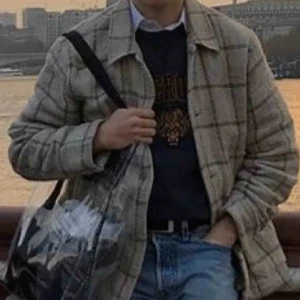 Our Legacy overshirt - Säljer min overshirt från Our Legacy. Mycket bra skick och unik verkligen. Säljs inte längre på deras hemsida så svår att få tag i. Hojta till vid intresse!😁