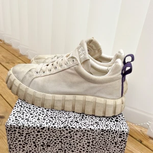 Eytys Odessa - Säljer mina Eytys Odessa!✨✨ Material & färg: Canvas, White Storlek: 43 Nypris: 1500kr Box, dustbag & skosnören medföljes  Använda väl så är del fläckar och slitage, men är fortfarande i skick att användas. - Funderar? Skriv till mig för mer info 