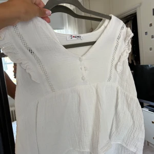 Jätte gullig vit tröja - Säljer den här gulliga vita tröjan från missay 