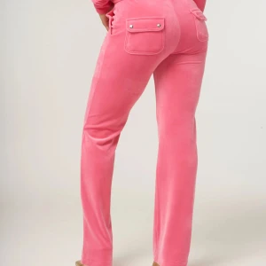 Juicy couture byxor - Såå himla snygga rosa mysbyxor från juicy couture i stl xs med pockets. Helt äkta och endast använda ett fåtal gånger😻 Lågmidjade! inköpspris 1099kr, kvitto finns!