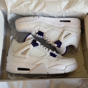 Jordan 4 metallic purple  - Använd fåtal gånger fint skick. Storlek 40. Passar 39/40. Går för 10 499kr nya. Köpt för 9500. Låda medkommer 