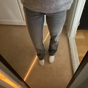 Zara jeans  - Lågmidjade gråa jeans från zara 