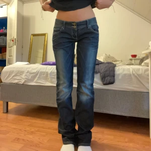 Lowwaisted bootcut jeans  - Midjemått 38cm, innerbenslängd 86cm! Så fina i bra skick 😊❤️