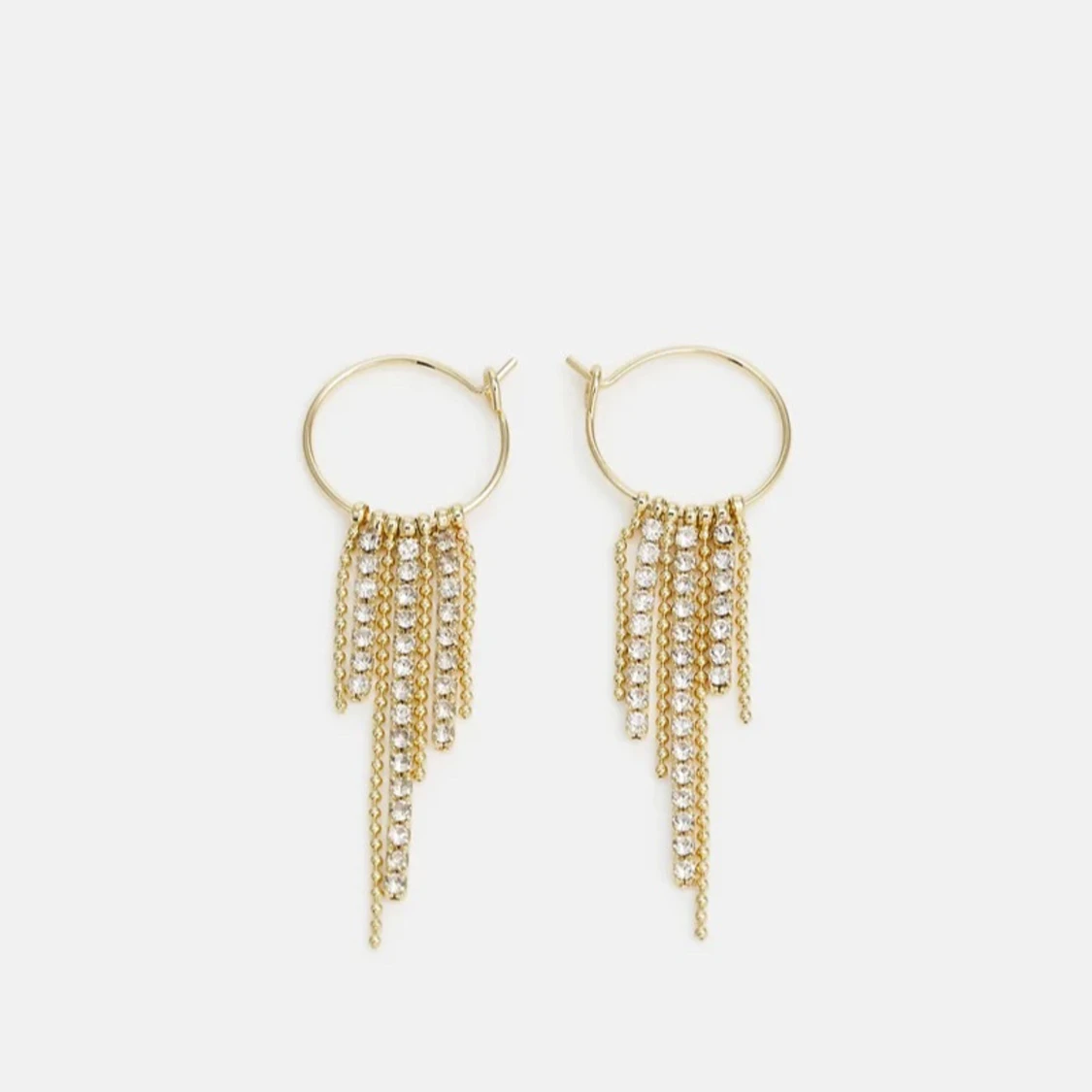 Guldörhängen med hängande kedjor