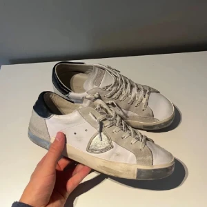 Philippe model skor - Feta models i storlek 42, riktigt bra kvalitet den ändå lilla defekten är heel drag! Skick avgör själv. Retail ligger på 3800kr, mitt pris 1799 🔥👍Feta slitningar på sulan vilket är design, kontakta mig via funderingar!