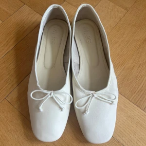 Vita ballerinaskor  - Vita ballerinaskor från Mango  Äkta läder