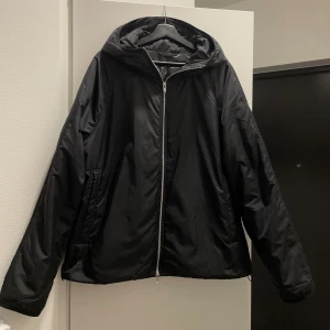 Filippa K Jacka - Svart vindjacka från Filippa K i strl 52 passar L. Knappt använd, nyskick. Ordinarie pris 3700 kr, helt slutsåld överallt. Perfekt för höst och vår!
