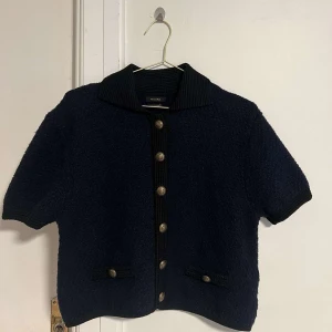 Massimo dutti t-stort cardigan  - Säljer min t-shirt cardigan från Massimo dutti då den inte används. Använd 1 gång och är i ny skick. Storlek Medium. Hittar inte vad den säljs för nu men om jag minns rätt köpte jag den för 1000kr för ett år sedan.