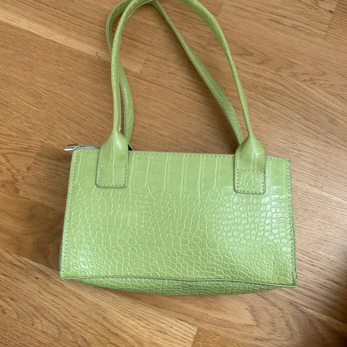 En grön handväska från shein - 91