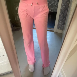 Rosa juicybyxor i xxs🩷 - Bubbelgumsrosa juicybyxor i xxs🩷  Supermjuka och sköna men kommer tyvärr inte till användning längre😕 Byxorna är i använt men bra skick! Har du frågor eller vill du se fler bilder så skriv🫶🏻