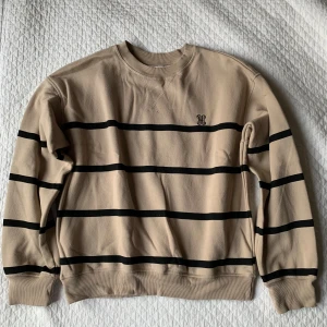 H&M tröja. Strl: XS - H&M tröja, strl: XS. Beige / svart.  Bomull 60% , Polyester 40%