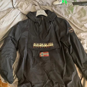 Napapjiri windbreaker  - Säljs eftersom den inte passar mig. Används till och från när det regnat