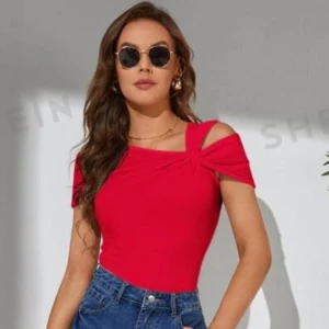 Söt T-shirt  - Säljer en Röd ti-shirt precis som ni ser på bilden, i storlek S, har inte använt den på 2 år. Den användes lite innan men inga skador eller något sånt 