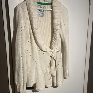 Stickat kofta  - Fräsch stickad kofta skick knappt använd 