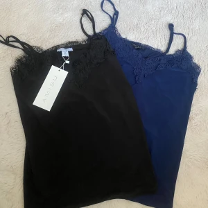 2pack spetslinne  - Säljer dessa super fina spets linnen, aldrig använda, de svarta är i XS och de marinblåa i S båda för 110kr o 1 för 60kr🩷