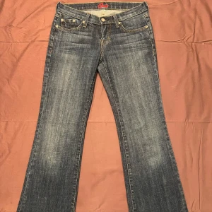 lowrise jeans - !ORGINAL PRIS: 1 300!  midja rakt över: 37cm lår: 24cm innerben: 76cm