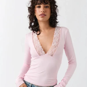 Rosa lace detail top - En rosa jättegullig topp ifrån gina, nypris 279💗 Endast provad så är som ny💗 Priset går att diskuteras