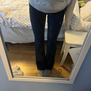 Jeans - Ett bar zara jeans som är mörk blåa och utsvängda💞