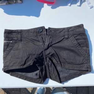 Lågmidjade svarta jeans shorts i bra skick. 