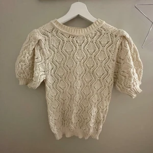 Stickad/ribbad tröja från Zara. - Tröjan är i storlek M och är beige. Säljer pga för stor aldrig använd. 