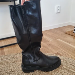 Vinter stövlar - Köpte skorna trots att de va för små. Använt dom i 1h en gång, så dom är i principbhelt nya. Orginalpris är 700kr, säljs för 300kr