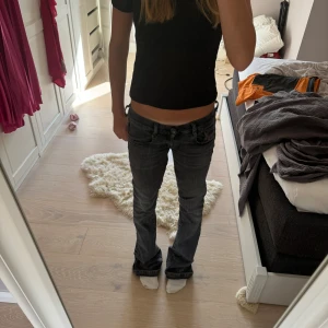 Low waist diesel jeans - Säljer mina super low-waist diesel jeans. Köpta för 2100kr och säljer för 900kr men pris kan diskuteras vid snabb affär. Nersydda💕lite detekter men inget synligt skulle jag säga. säljer för att de är för långa på mig! Midjemått: 36 cm innerbenslängd: 82 