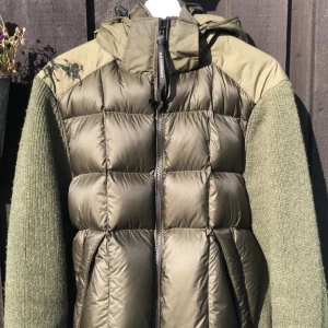 Cp company jacka - Cp company höst/vinterjacka  skick 8/10  storlek L/stor M Skriv vid funderingar😁