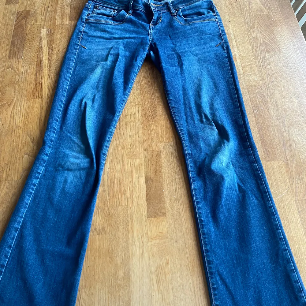 Dessa fina ltb valerie jeans kommer tyvärr inte till användning längre. De är i nyskick förutom att de fått ett lite hål på knät, men det syns inte när man har på dem. Nypris 1139 kr från about you❤️Kontakta mig vid frågor!. Jeans & Byxor.