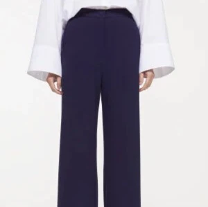 Rodebjer sini byxor - Byxor från Rodebjer, modell Sini.  Storlek: S Material: Polyester, Viskos Använd, men utan anmärkning.  Kommentar från säljaren: Kavajerna Diana och Bea i samma färg ligger också ute till försäljning