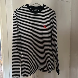 Axel arigato långärmad randig - Axel arigato långärmad randig, strl L, svart vit randig. Använd fåtal gånger