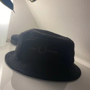 Fred Perry bucket hat  - Använd ett par gånger den är  Som helt ny säljs pågrund av att jag tappat intresse för den pris går att diskuteras vid snabb afär 