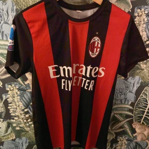 Zlatan-Milan t-shirt - Säljer nu en Zlatan tröja från när han spelade i Milan. Strl M Pris kan diskuteras! Mer info i pm.