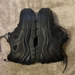 Platå skor - Snygga svarta platå skor i stlk 39, använda några få ggr utan defekter. Platå ca 7 cm💕Bara skriva om frågor 💕