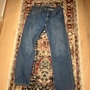 Levis jeans 501 - Riktigt sköna byxor, knappast använda!