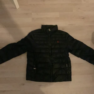 Ralph lauren jacka  - Defekter förekommer men ej några stora defker. Jag är en 177 men sitter på gränsen till förliten. Hör av er vid minsta lila fundering. Jag 