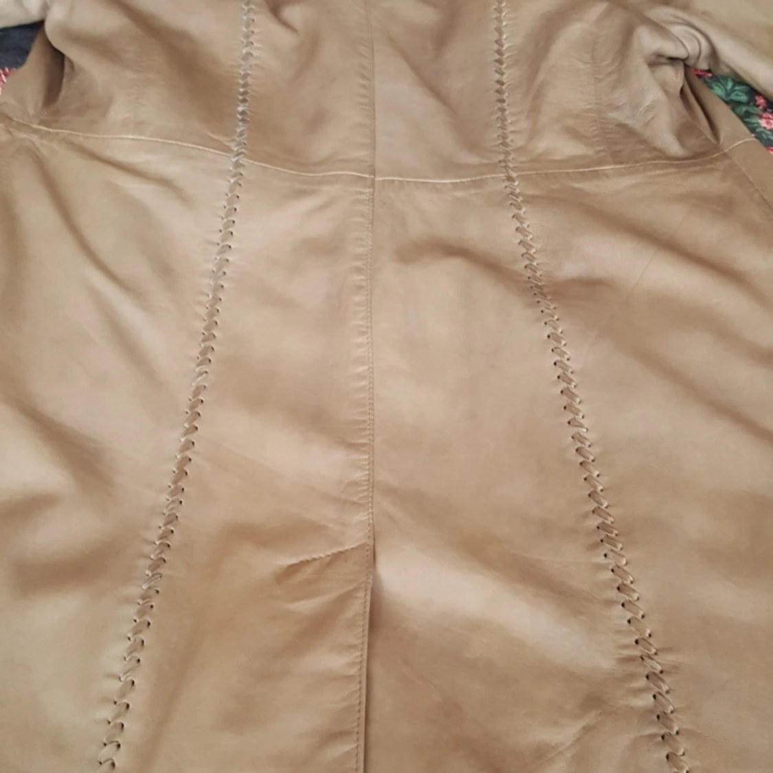 Beige skinnkappa med blommigt foder - 91