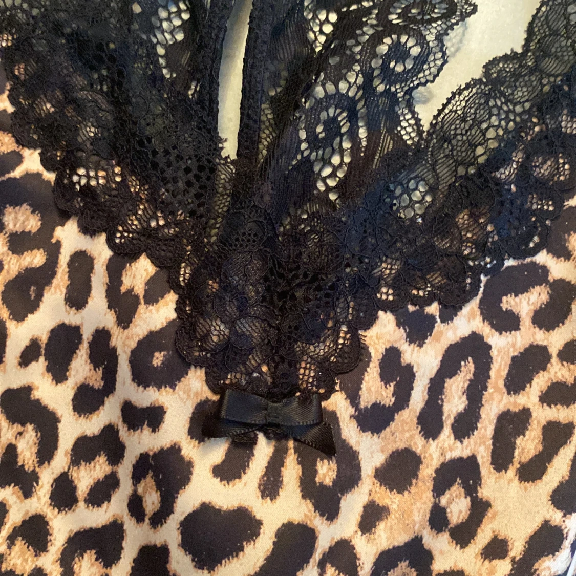Leopardmönstrad linne med spetsdetaljer - 90